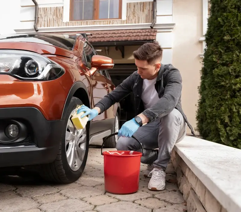 Lavage auto à domicile Fontaine-le-Dun : professionnel intervenant sur un véhicule